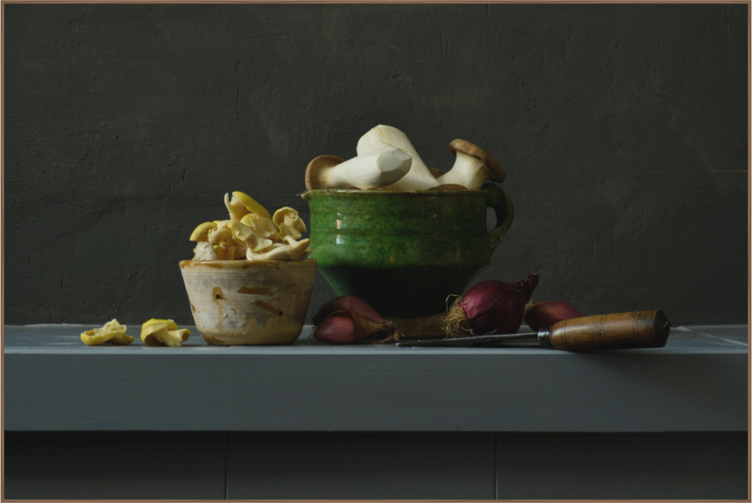 Stilleven met paddenstoelen, rode uien en groene pot – fine art print van Dirk Bal met donkere achtergrond.