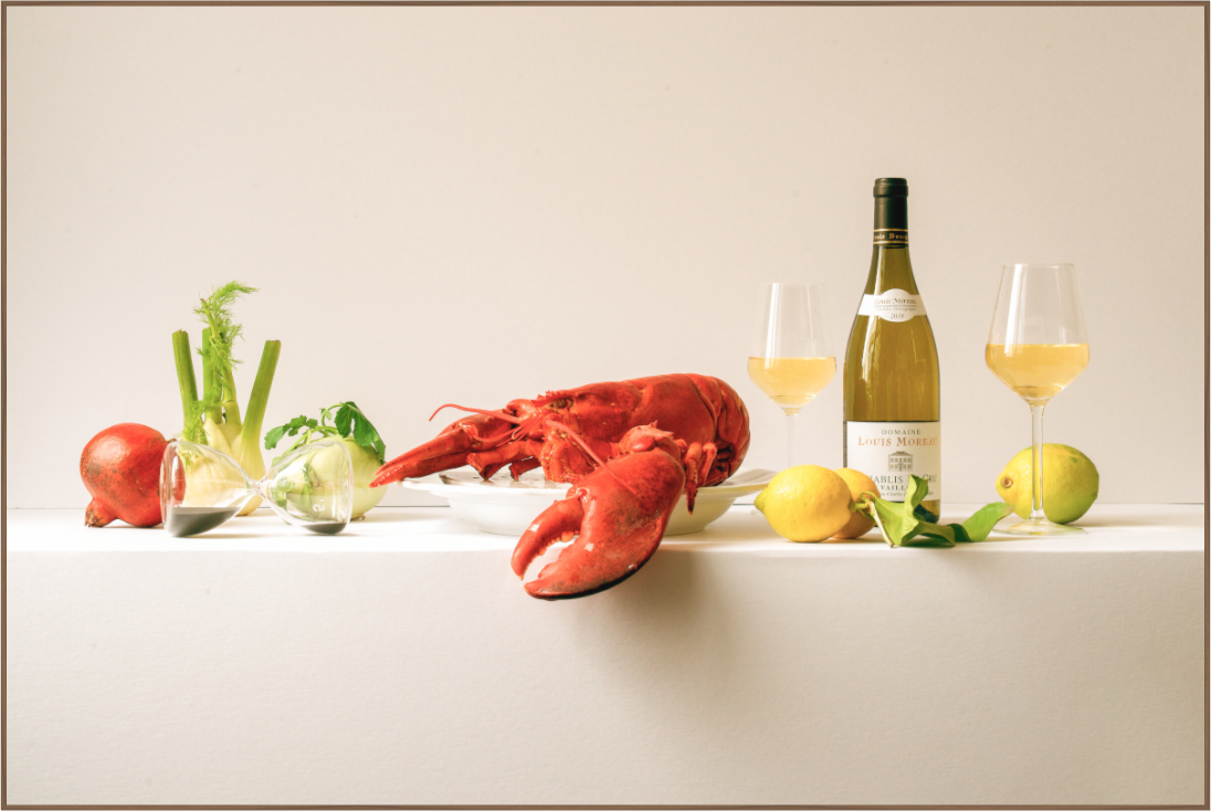 Culinaire stillevenfotografie met kreeft, citroenen, venkel, granaatappel en Chablis – fine art print van Dirk Bal