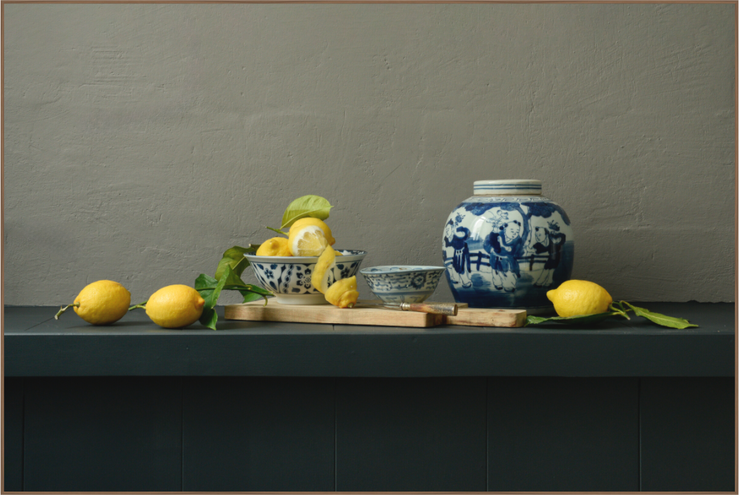 Stilleven met gele citroenen en blauw-wit Chinees porselein op houten plank – fine art print van Dirk Bal.