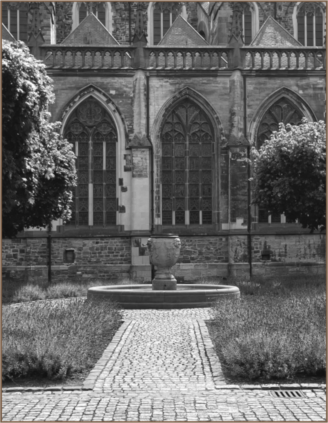 Zwart-witfoto van fontein in Sint Servaastuin Maastricht met gotische ramen op achtergrond – fine art print van Dirk Bal.