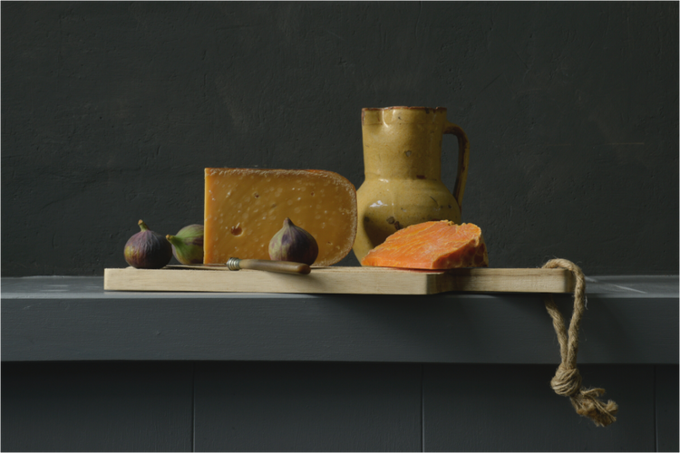 Stilleven met oude kaas en vijgen