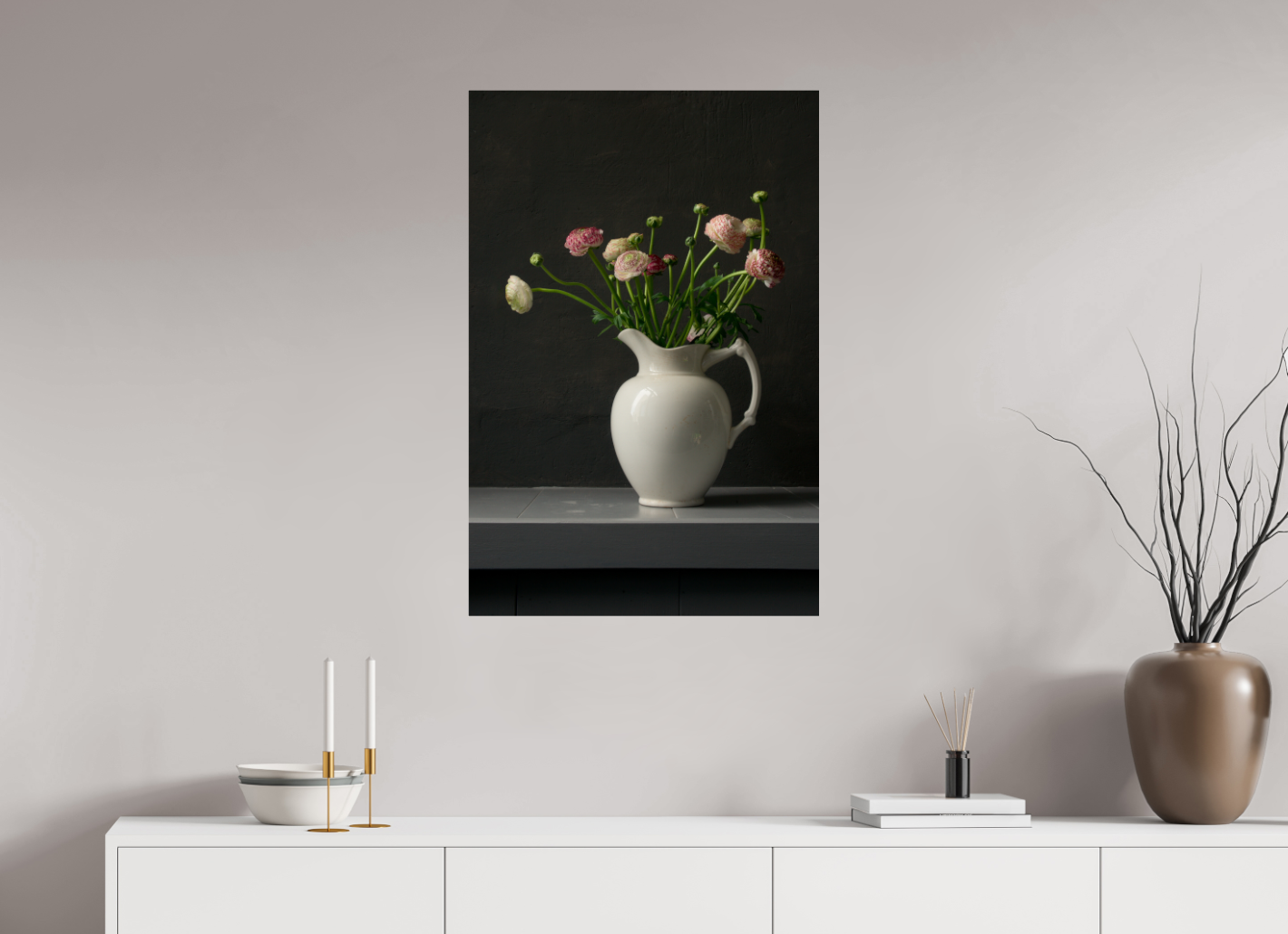 Ranonkels in witte vaas
