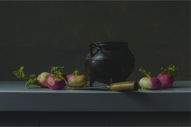 Realistisch stilleven van knolrapen, een bronzen 'grape' ketel en een houten lepel op een grijs oppervlak tegen een donkere achtergrond. Fotografie van Dirk Bal.