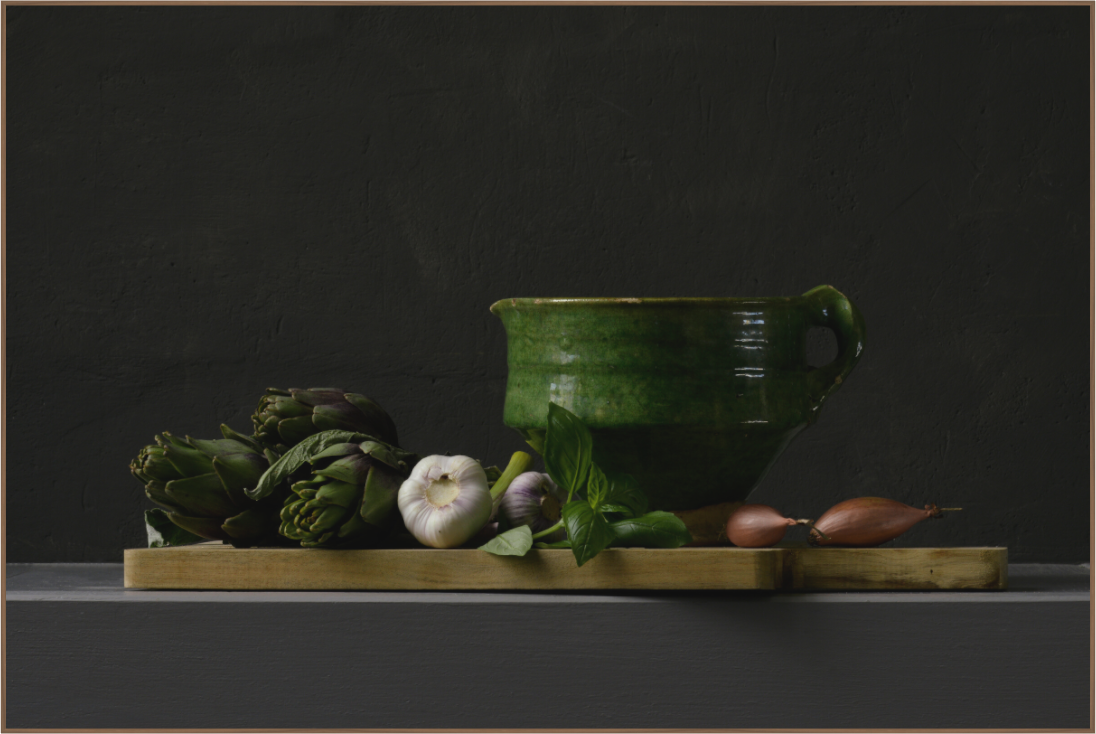 Realistisch stilleven van artisjokken, knoflook, basilicum en sjalotten met groene kom – fine art print van Dirk Bal.