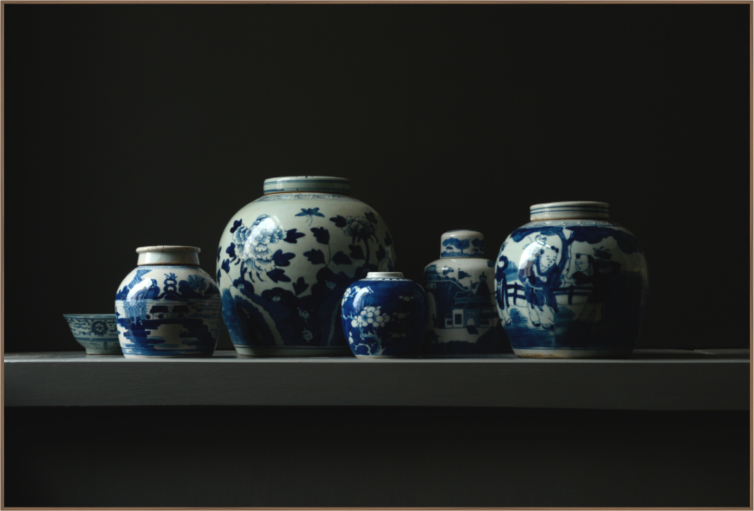Realistisch stilleven van blauw-wit Chinees porselein – fine art print van Dirk Bal.