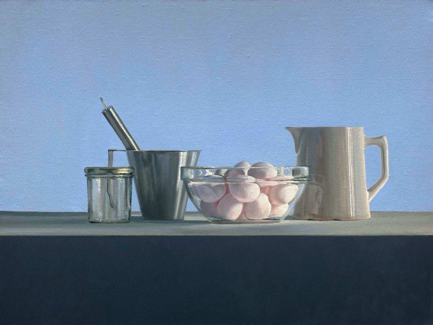 Realistisch stilleven van ingrediënten voor advocaat: kom met roze eieren, garde in metalen beker, glazen pot en witte roomkan op een grijs oppervlak tegen een lichtblauwe achtergrond. Kunstwerk van Dirk Bal.