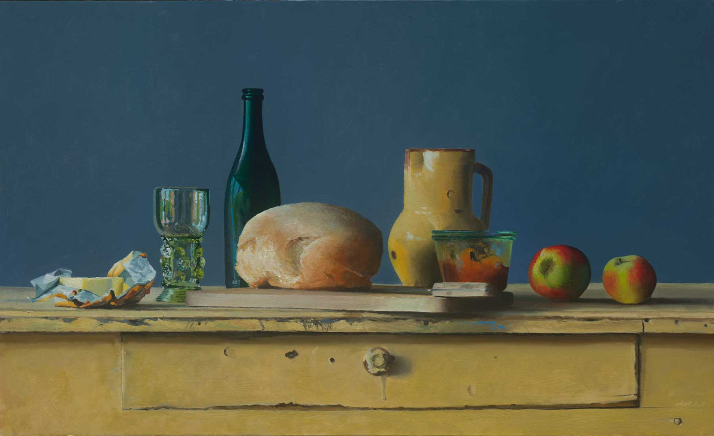 Realistisch stilleven met brood, appels, boter, glaswerk en een kruik op een gele tafel tegen een blauwe achtergrond. Kunstwerk van Dirk Bal.