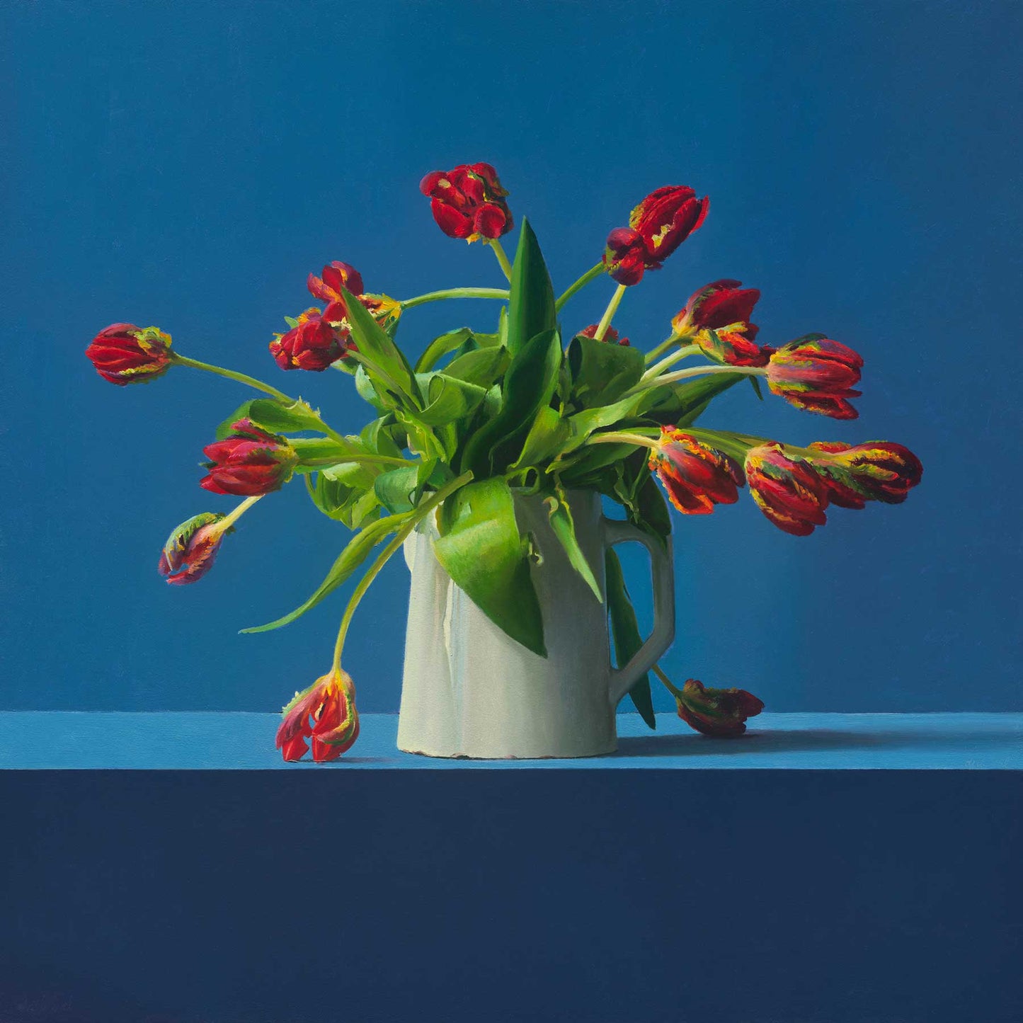 Realistisch stilleven van papegaaitulpen in een witte kan, geplaatst tegen een helderblauwe achtergrond. Kunstwerk van Dirk Bal.