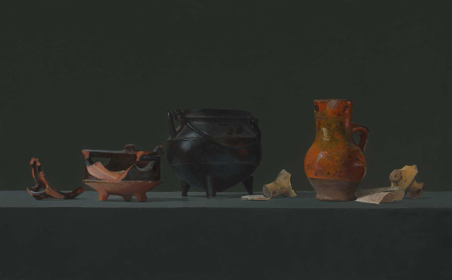 Realistisch stilleven met archeologische objecten: een zwarte ijzeren pot, oranje aardewerkkruik en scherven op een donkergrijze ondergrond. Kunstwerk van Dirk Bal.