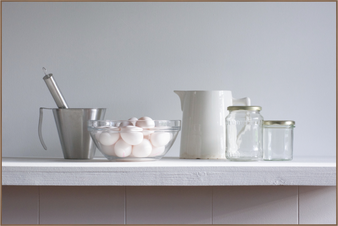 Minimalistisch stilleven met kom eieren, metalen maatbeker, witte kan en glazen potten – fine art print van Dirk Bal.