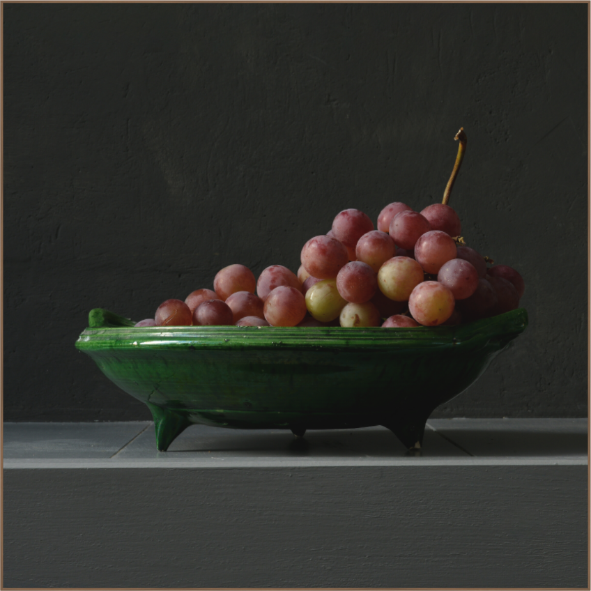 Realistisch stilleven van rode druiven in groene schaal – fine art print van Dirk Bal.