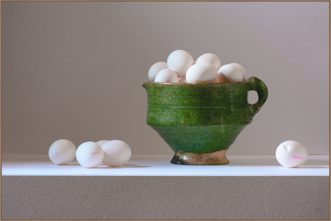 Realistisch stilleven met groene aardewerken kom en witte eieren – fine art print van Dirk Bal.
