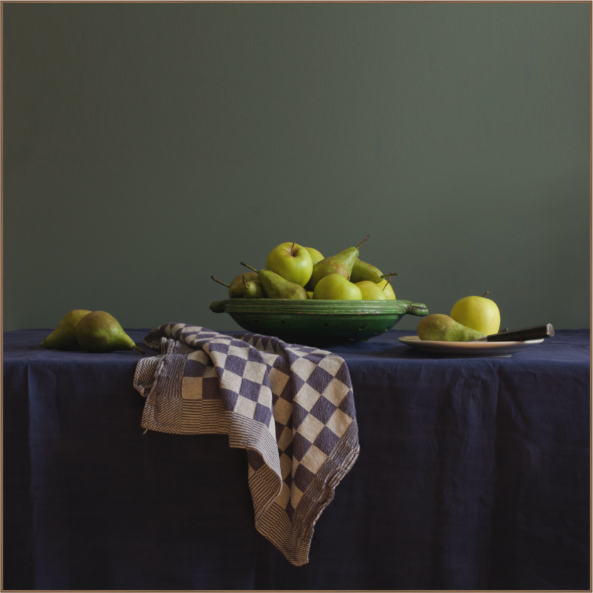 Realistisch stilleven van groene appels en peren in schaal op blauw tafellaken met geruit doek – fine art print van Dirk Bal.