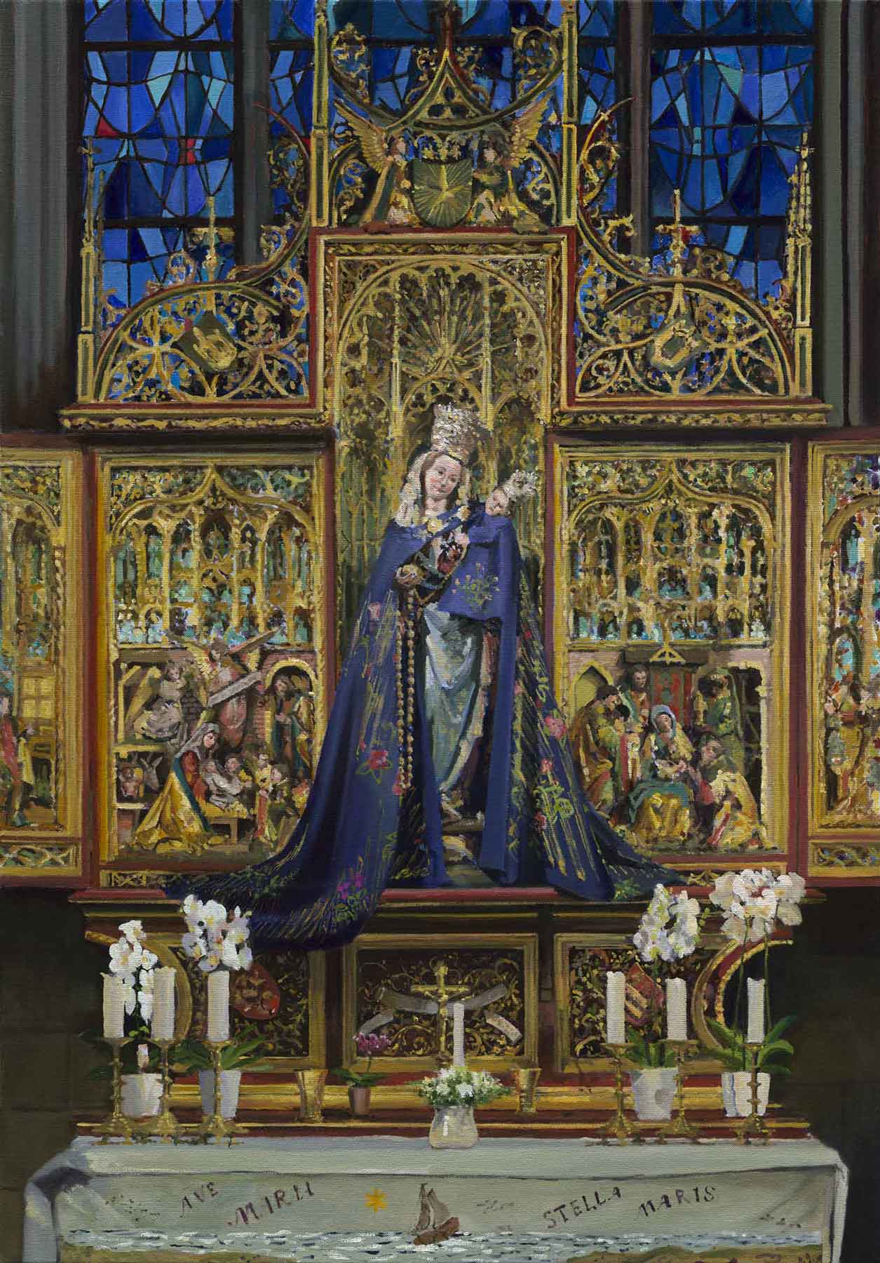 Realistisch schilderij van een rijkversierd Maria-altaar met glas-in-loodramen, gouden details, kaarsen en geborduurd altaarkleed. Kunstwerk van Dirk Bal.