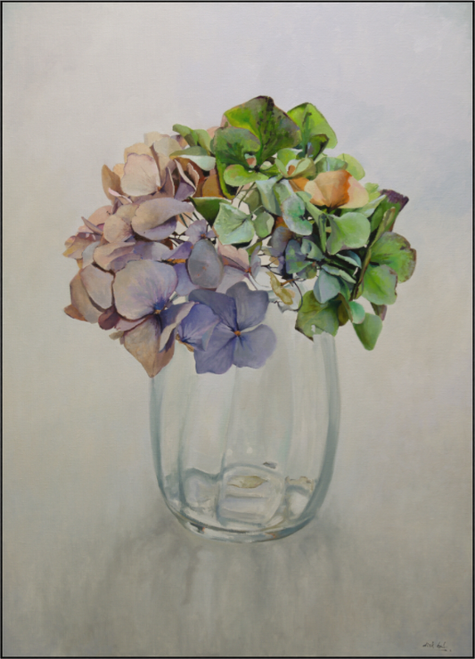 Stilleven met hortensia’s in glazen vaas van Dirk Bal.

