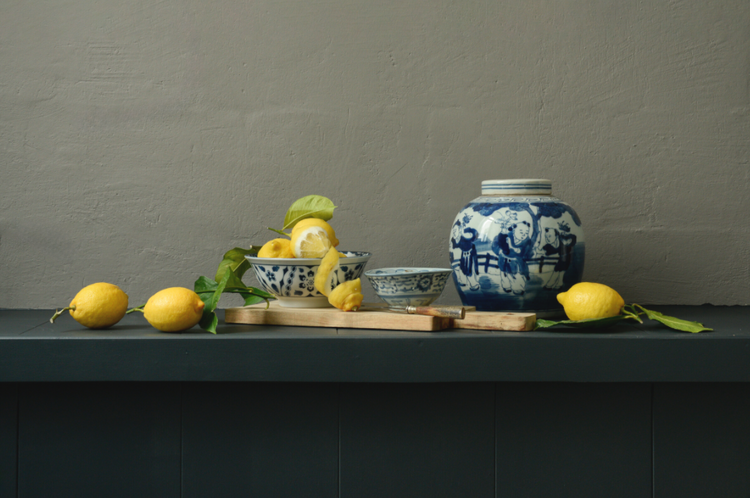 Stilleven met gele citroenen en blauw-wit Chinees porselein op houten plank – fine art print van Dirk Bal.