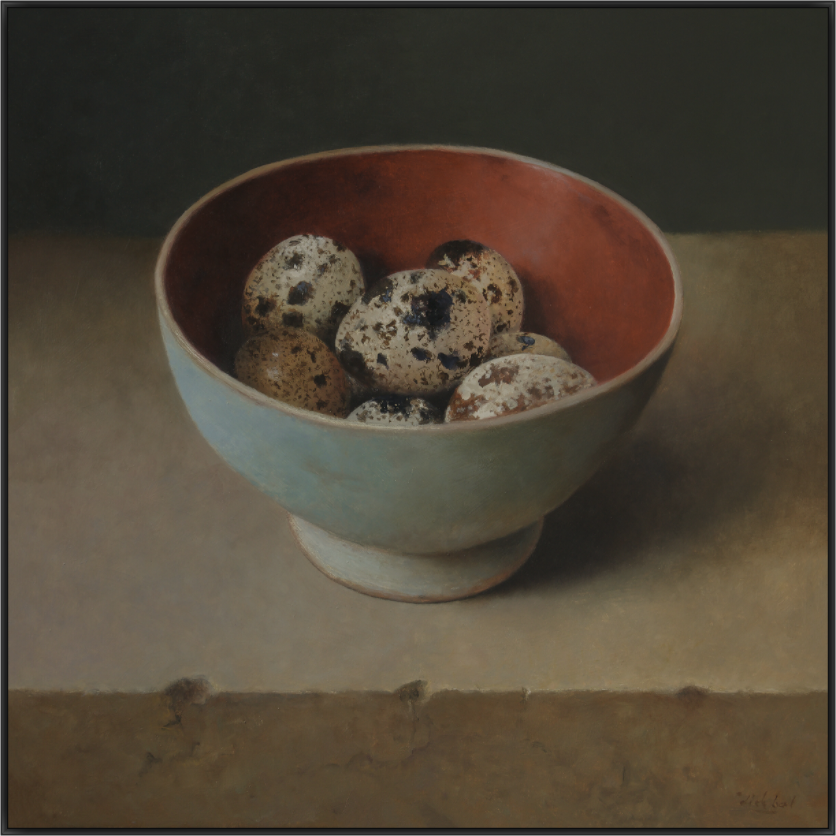 Realistisch stilleven van kwarteleitjes in een houten nap met rode binnenkant en blauwgroene buitenzijde. Kunstwerk van Dirk Bal.