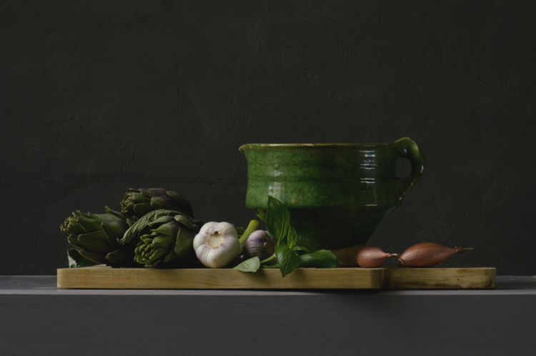 Realistisch stilleven van artisjokken, knoflook, basilicum en sjalotten met groene kom – fine art print van Dirk Bal.