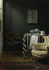 Sfeervol interieur van Dirk Bal’s atelier met gestreept tafelkleed, Chinees porselein, fauteuil en houten stoel.