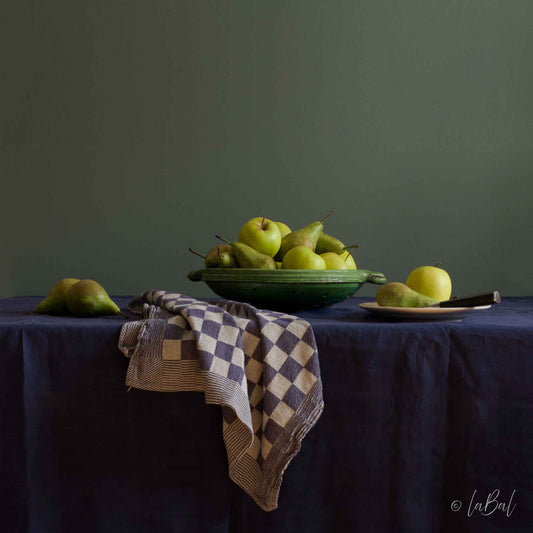 Realistisch stilleven van groene appels en peren in schaal op blauw tafellaken met geruit doek – fine art print van Dirk Bal.