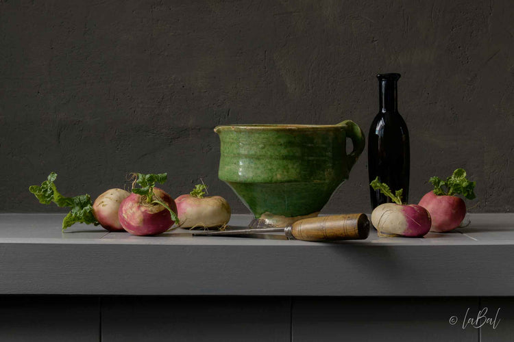 Stilleven met meirapen en groene kom