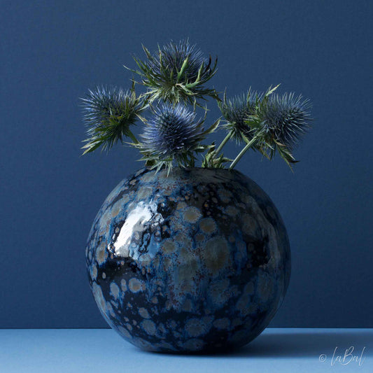 Distels in blauwe vaas