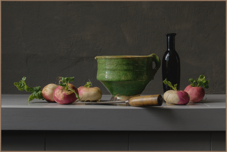 Realistisch stilleven met verse rapen, groene schaal, wijnfles en houten mes – fine art print van Dirk Bal.
