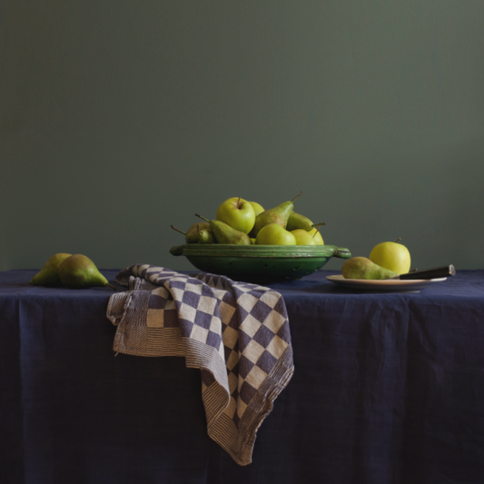 Realistisch stilleven van groene appels en peren in schaal op blauw tafellaken met geruit doek – fine art print van Dirk Bal.